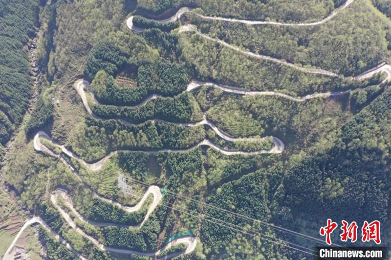 L'autoroute Lexi dans le Sichuan, reliant les montagnes Da Liangshan et Xiao Liangshan