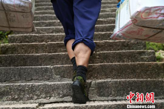 Les porteurs des monts Huangshan, un ? paysage humain ? au sommet de montagne