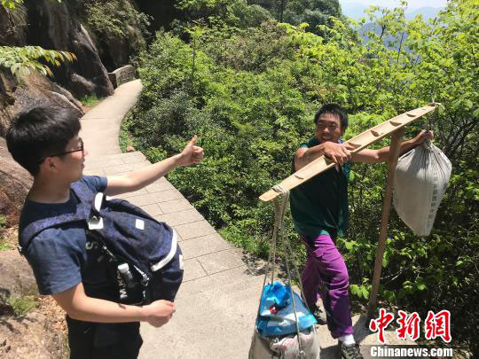 Les porteurs des monts Huangshan, un ? paysage humain ? au sommet de montagne