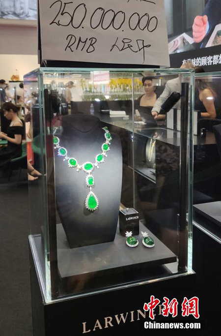 Le seul ensemble de bijoux en diamants et émeraudes du monde présentés à l'Exposition internationale des biens de consommation de Chine à Hainan