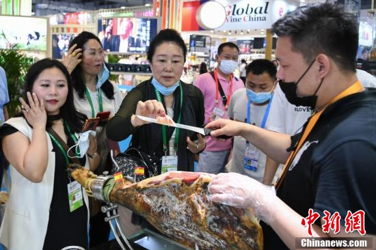 Des produits gastronomiques du monde entier rassemblés à l'Exposition internationale des biens de consommation de Hainan