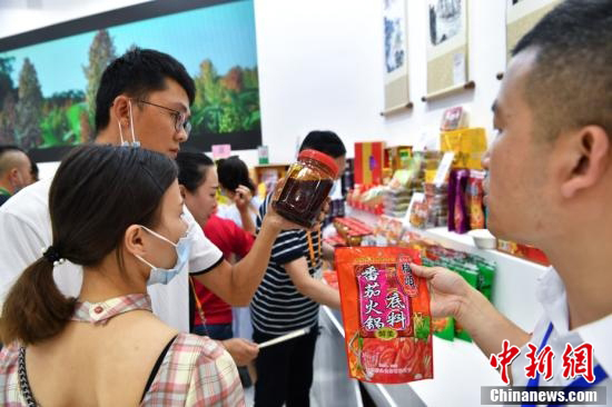 Des produits gastronomiques du monde entier rassemblés à l'Exposition internationale des biens de consommation de Hainan