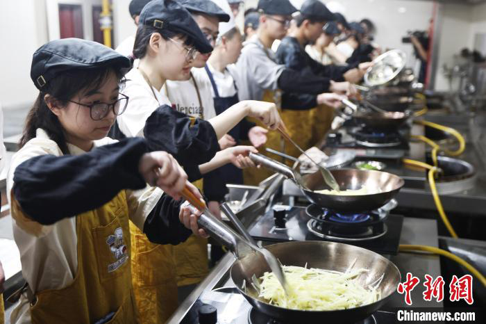 Gagner des crédits en mangeant des plats délicieux ? Cette université offre des cours de cuisine dans son resto U !