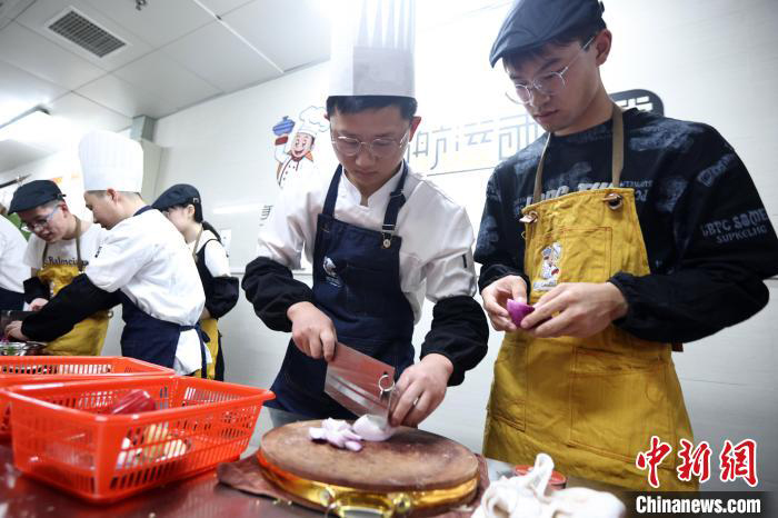 Gagner des crédits en mangeant des plats délicieux ? Cette université offre des cours de cuisine dans son resto U !