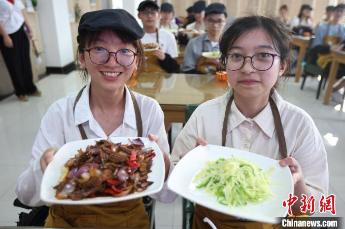 Gagner des crédits en mangeant des plats délicieux ? Cette université offre des cours de cuisine dans son resto U !