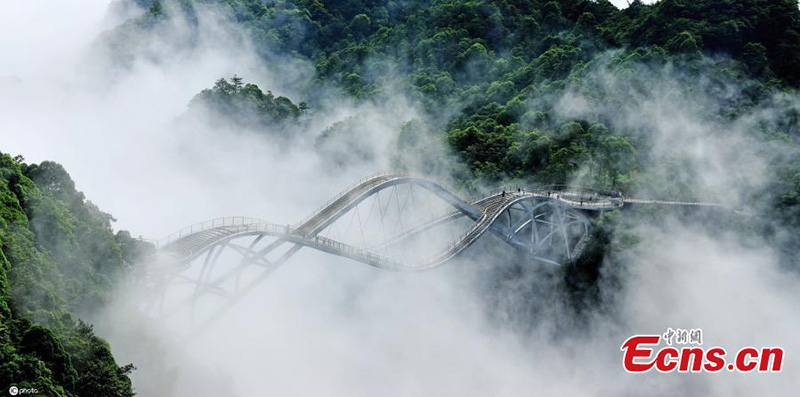 La brume enveloppe le site touristique de Shenxianju dans le Zhejiang