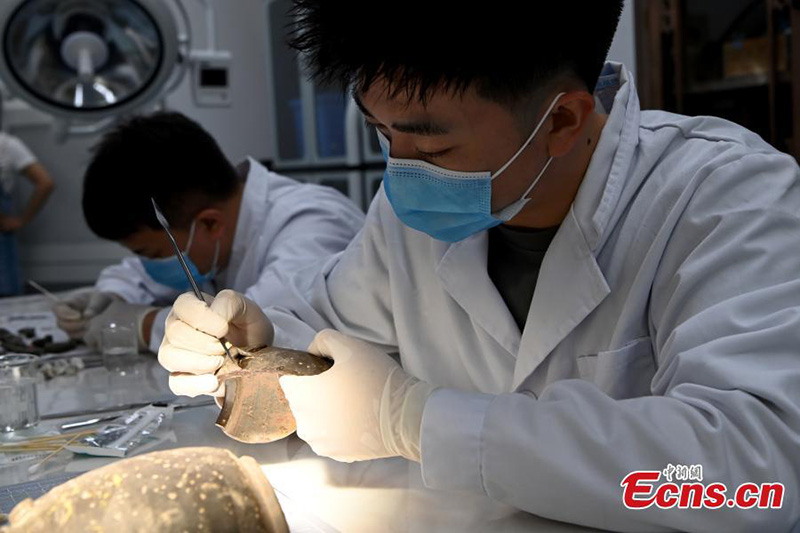 Les gens font l'expérience de l'artisanat de restauration de reliques culturelles au Musée du Sichuan