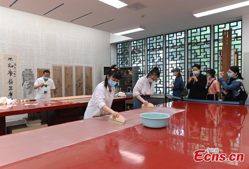 Les gens font l'expérience de l'artisanat de restauration de reliques culturelles au Musée du Sichuan