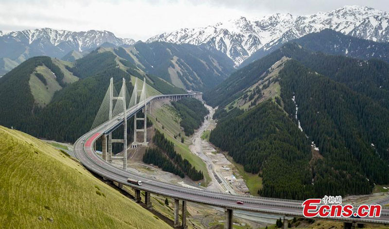 Les magnifiques paysages du pont de Guozigou dans le Xinjiang