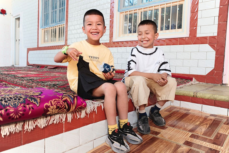 Enfants souriants au Xinjiang