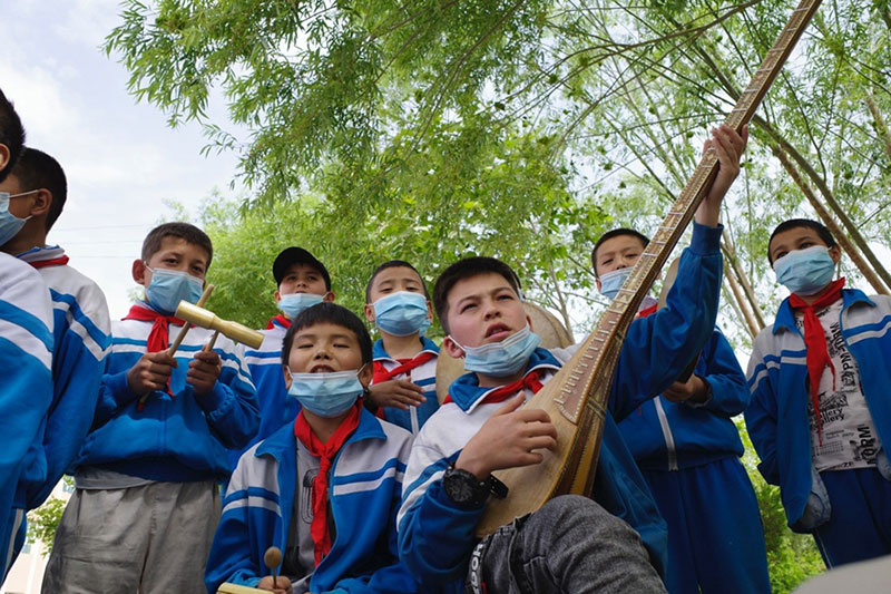 Enfants souriants au Xinjiang