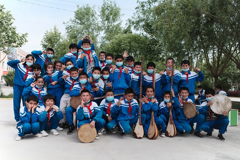 Enfants souriants au Xinjiang