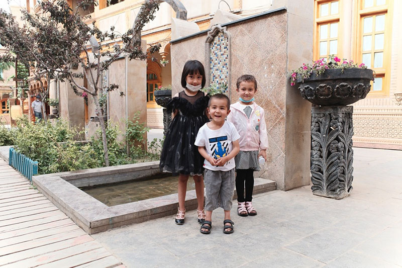 Enfants souriants au Xinjiang