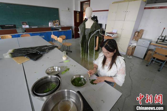 Une étudiante d'université du Jilin crée des vêtements comestibles