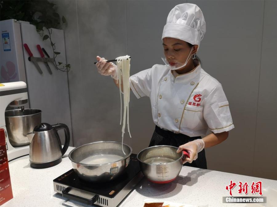 Le gateau Luosifen fait ses débuts dans sa ville d'origine du Guangxi