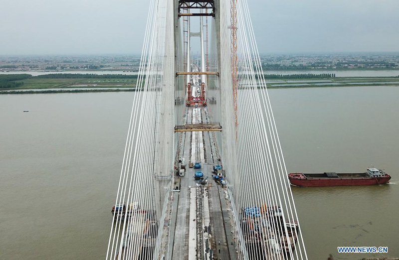 Le pont de Bianyuzhou sur le fleuve Yangtsé du chemin de fer Anqing-Jiujiang en construction