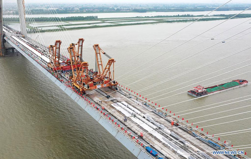 Le pont de Bianyuzhou sur le fleuve Yangtsé du chemin de fer Anqing-Jiujiang en construction