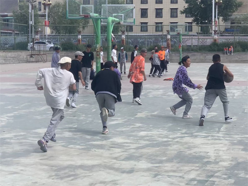 Des filles tibétaines poursuivent leurs rêves de basket-ball sur le ? toit du monde ?