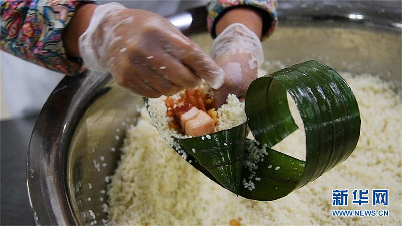 Un concours de fabrication de zongzi organisé dans le Guizhou