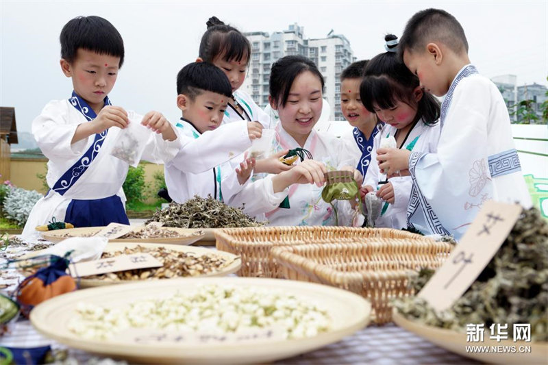 Des activités organisées à l'école pour célébrer la Fête des Bateaux-Dragons