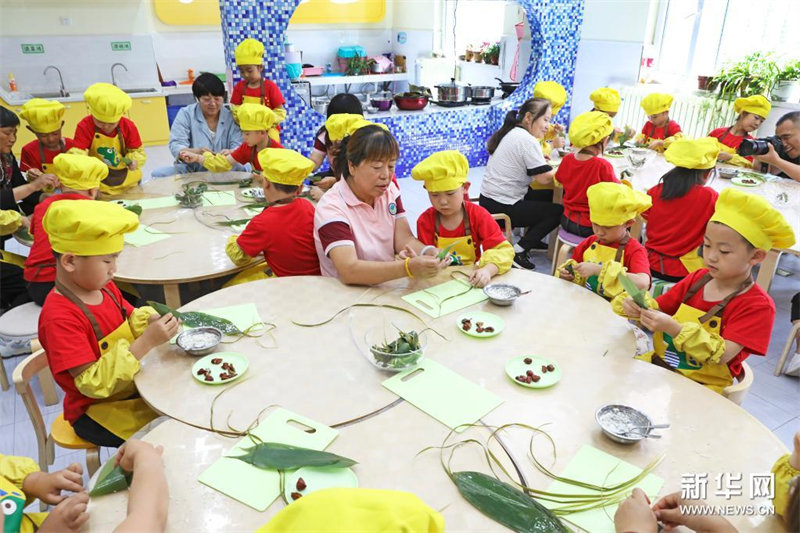 Des activités organisées à l'école pour célébrer la Fête des Bateaux-Dragons