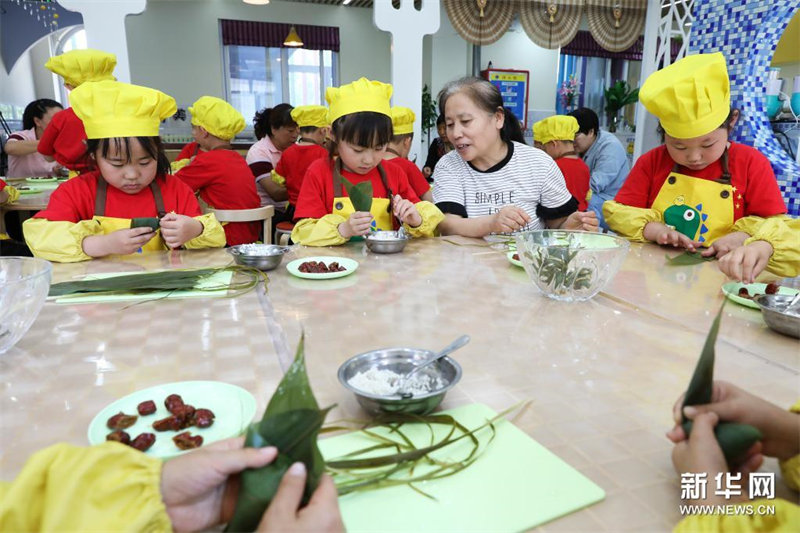 Des activités organisées à l'école pour célébrer la Fête des Bateaux-Dragons