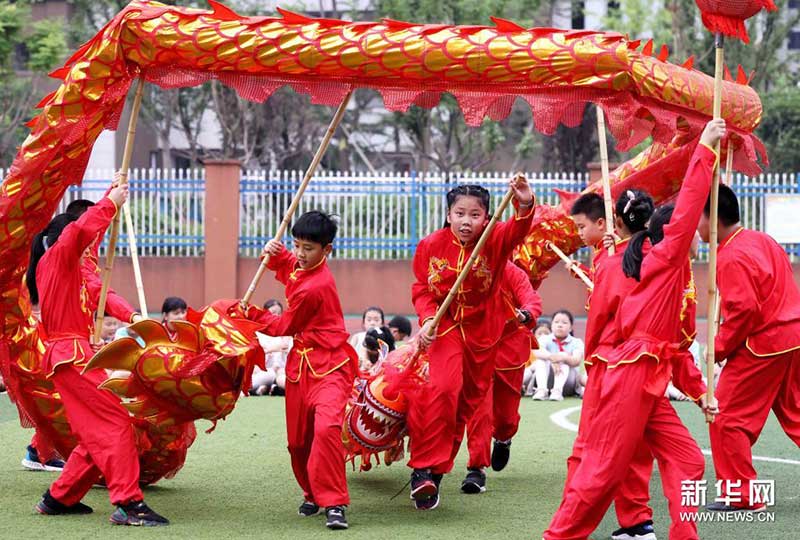 Des activités organisées à l'école pour célébrer la Fête des Bateaux-Dragons