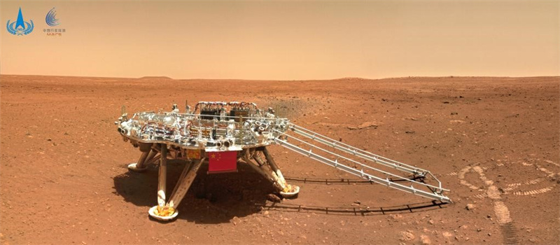 Diffusion des premières images de Mars prises par le rover Zhurong, avec les mascottes des JO d'hiver de Beijing