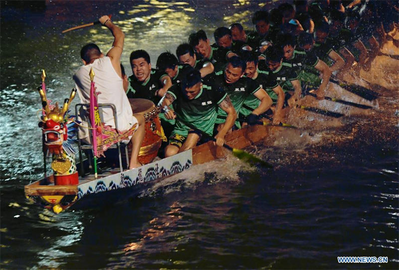 Chine : course de bateaux-dragons nocturne à Fuzhou