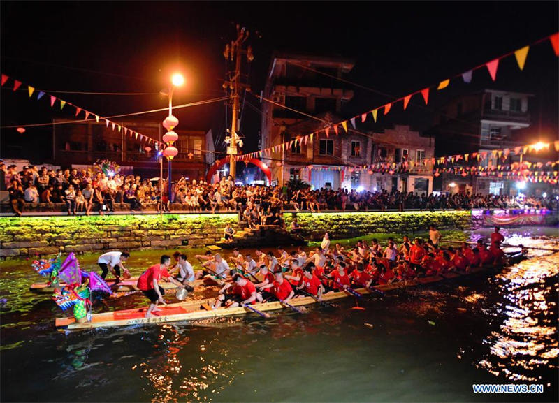 Chine : course de bateaux-dragons nocturne à Fuzhou