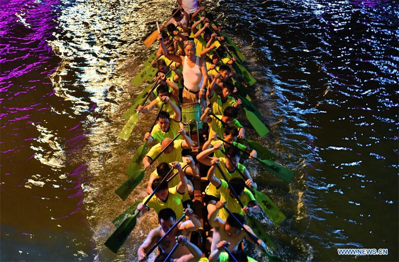 Chine : course de bateaux-dragons nocturne à Fuzhou