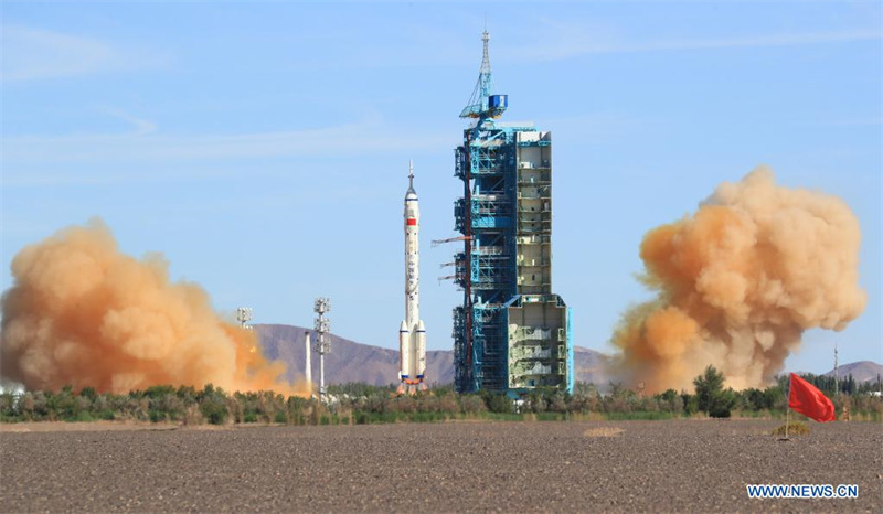 La Chine lance la première mission habitée pour la construction de la station spatiale