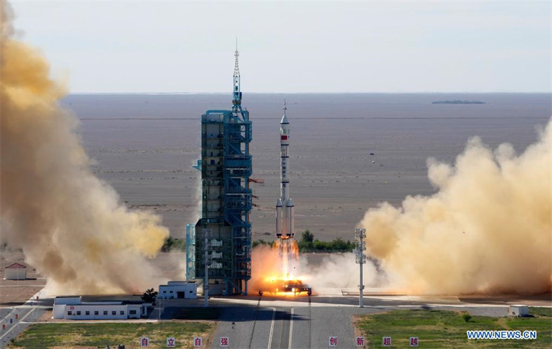 La Chine lance la première mission habitée pour la construction de la station spatiale