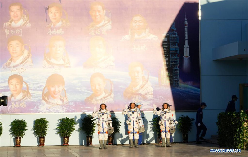 Cérémonie d'au revoir aux astronautes chinois de la mission Shenzhou-12