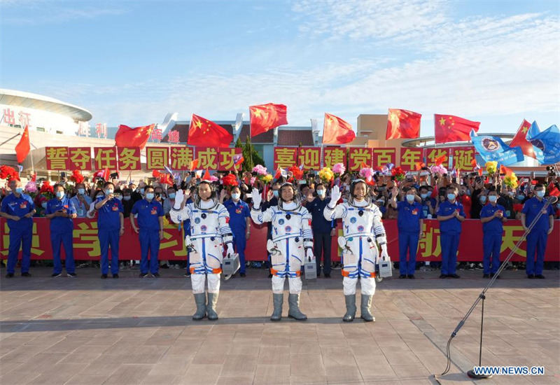 Cérémonie d'au revoir aux astronautes chinois de la mission Shenzhou-12