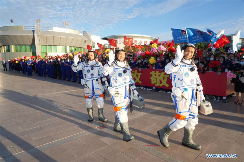 Cérémonie d'au revoir aux astronautes chinois de la mission Shenzhou-12