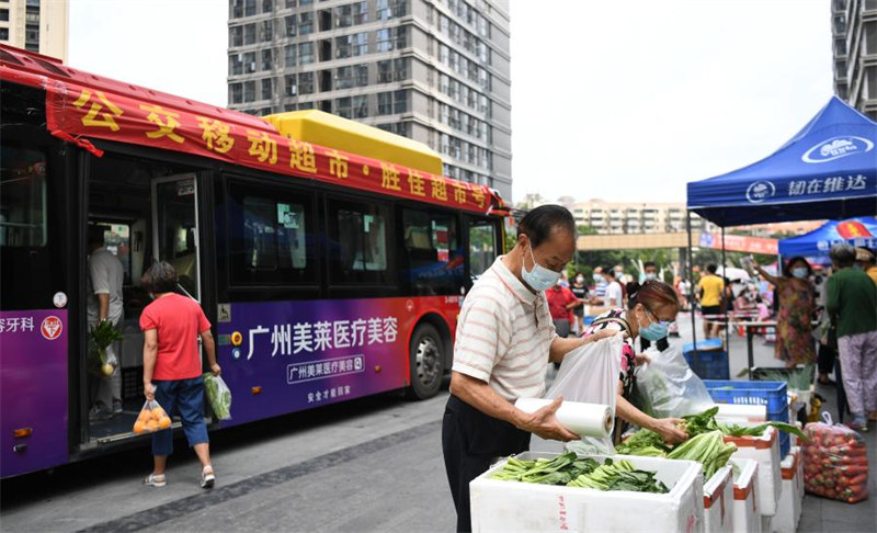 Chine : les marchés mobiles facilitent les achats des habitants à Guangzhou