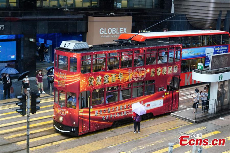 Les tramways de Hong Kong décorés pour le 100e anniversaire du PCC et le 24e anniversaire du retour du territoire à la Chine