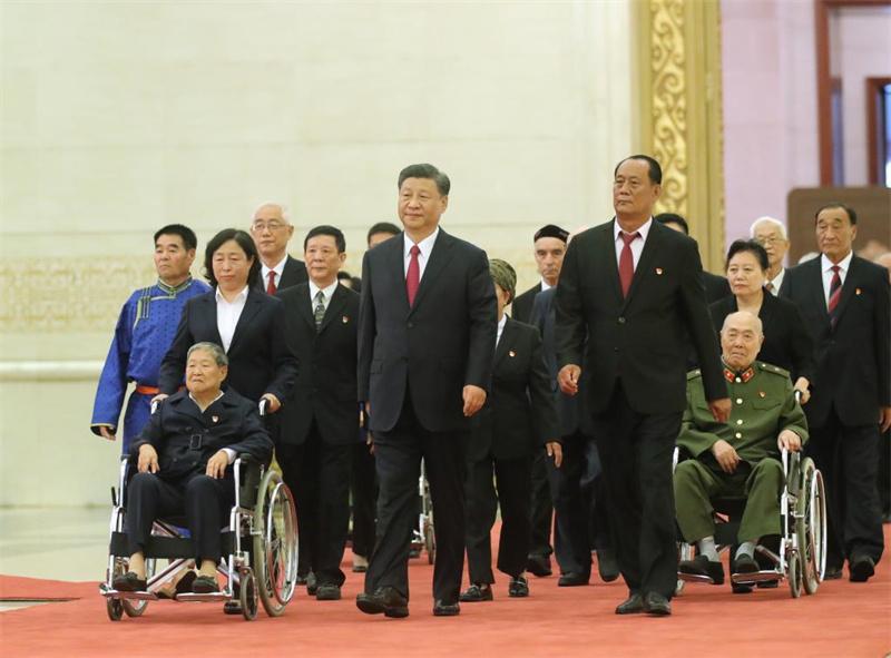 Xi Jinping remet la médaille du 1er juillet aux membres exceptionnels du PCC