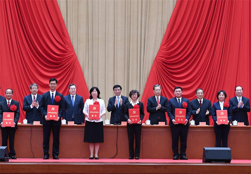 Xi Jinping remet la médaille du 1er juillet aux membres exceptionnels du PCC