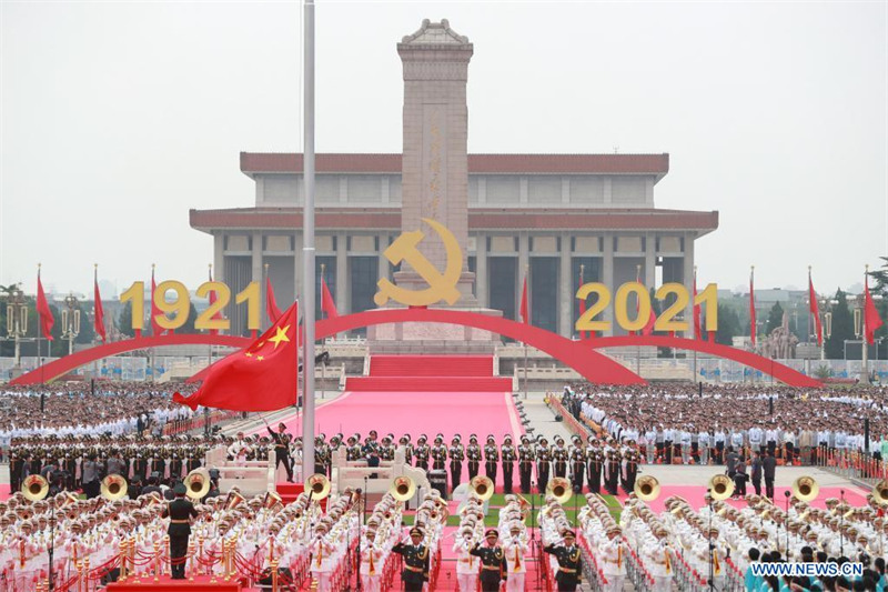 Cérémonie de lever du drapeau sur la place Tian'anmen lors de la cérémonie marquant le centenaire du PCC