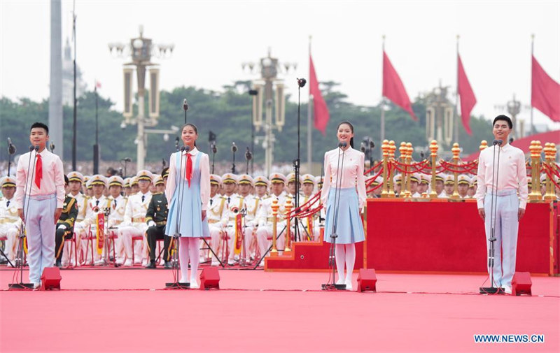 Les membres de la Ligue de la jeunesse communiste chinoise et les jeunes pionniers rendent hommage au PCC