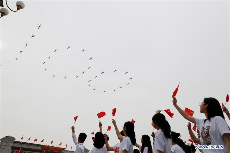 Des avions militaires survolent la place Tian'anmen en échelons pour marquer le centenaire du PCC