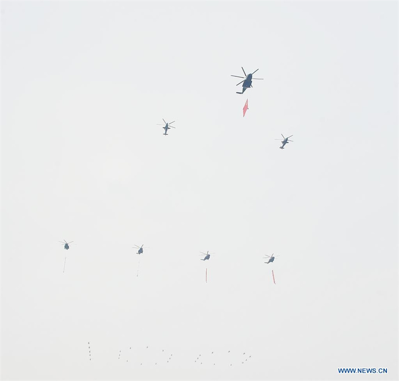 Des avions militaires survolent la place Tian'anmen en échelons pour marquer le centenaire du PCC