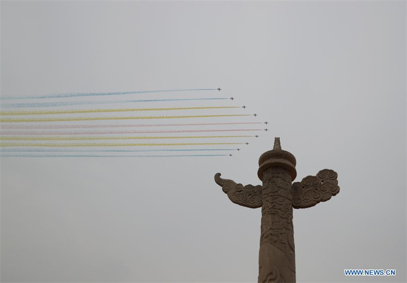 Des avions militaires survolent la place Tian'anmen en échelons pour marquer le centenaire du PCC