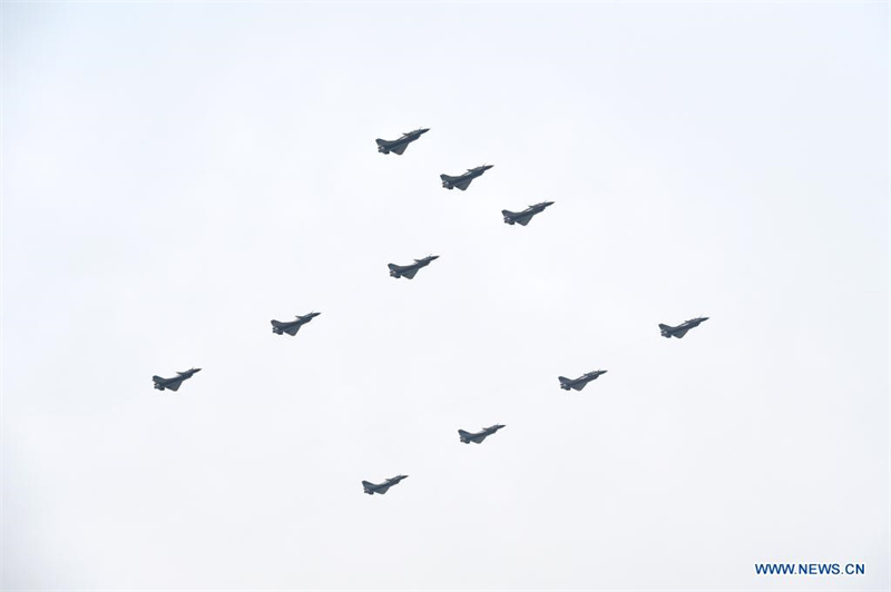 Des avions militaires survolent la place Tian'anmen en échelons pour marquer le centenaire du PCC