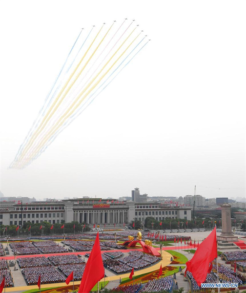 Des avions militaires survolent la place Tian'anmen en échelons pour marquer le centenaire du PCC