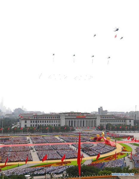 Des avions militaires survolent la place Tian'anmen en échelons pour marquer le centenaire du PCC