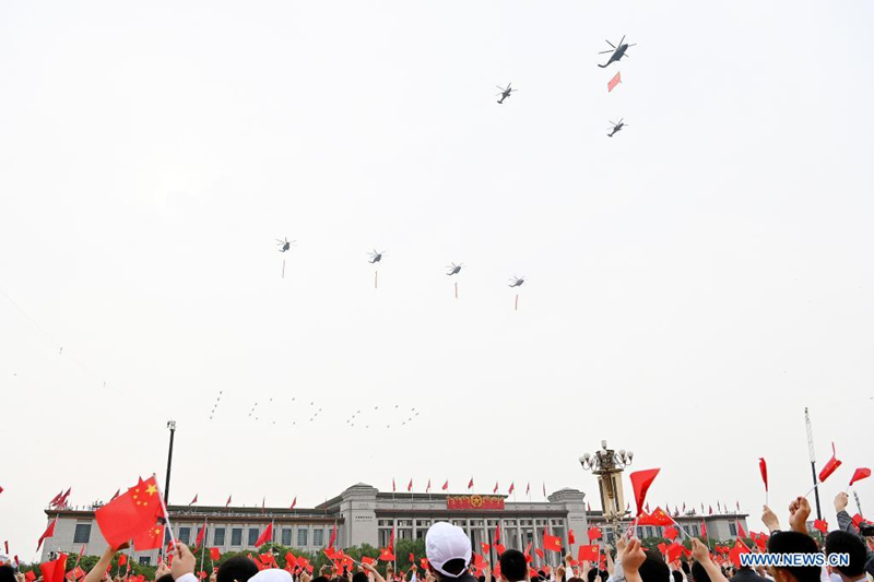 Des avions militaires survolent la place Tian'anmen en échelons pour marquer le centenaire du PCC