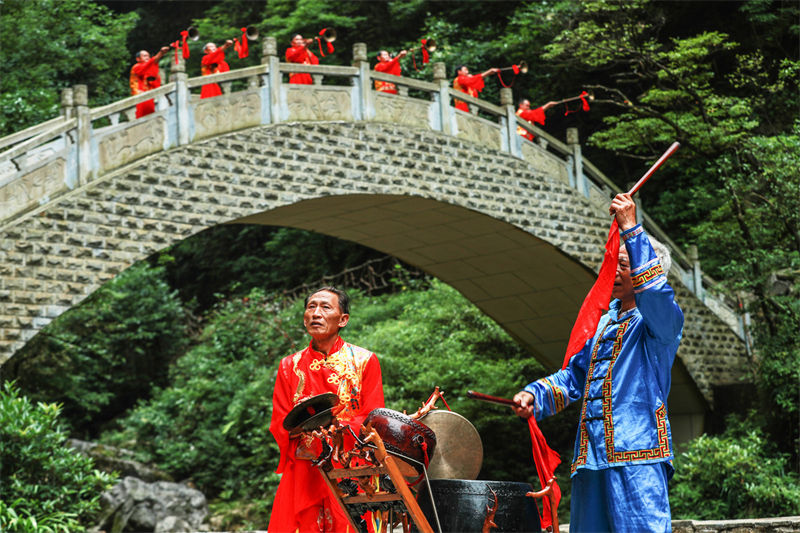 Hubei : des spectacles folkloriques sur des sites touristiques offrent une expérience culturelle